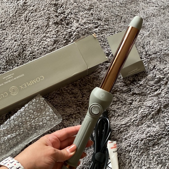 COMPLEX CULTURE 1 INCH Titanium Curling Wand - Picture 4 of 4